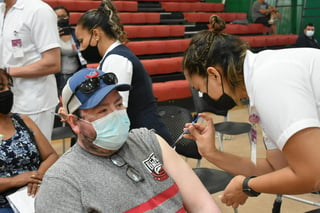 Hay alrededor de 400 trabajadores y trabajadoras de la salud de la Comarca Lagunera de Coahuila que por diversas causas no han recibido la vacuna contra el COVID-19. (ARCHIVO)