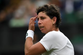 La española Carla Suárez dijo adiós de forma definitiva al torneo de Wimbledon tras caer este martes con la número uno del mundo, la australiana Asleigh Barty, no sin antes haber presentado batalla y haber arrancado un set a una de las grandes favoritas (6-1, 6-7(1), 6-1). (EFE)
