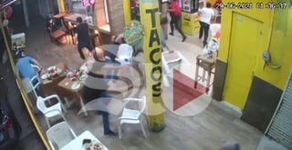 Momentos de temor vivieron los comensales de una taquería en Torreón, esto luego de que un vehículo quedó a pocos centímetros de impactarlos mientras cenaban. (EL SIGLO DE TORREÓN)
