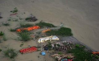 Las lluvias e inundaciones que han azotado a India han afectado las tumbas clandestinas que se crearon durante la situación de emergencia de la pandemia del COVID-19. (ESPECIAL) 
