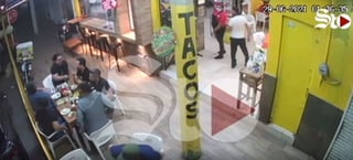 Los hechos ocurrieron en la madrugada del martes a las afueras de una taquería en Torreón. (ESPECIAL)