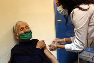 Alrededor de la mitad de las personas mayores de 80 años necesitan una segunda dosis de la vacuna de Pfizer para lograr la máxima neutralización del virus, según sugiere un estudio que publica hoy Nature. (ARCHIVO) 
