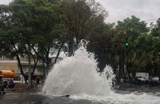 Una fuga de agua registrada el pasado domingo en Canal de Miramontes en la alcaldía de Coyoacán en la Ciudad de México, ocasionó la apertura de un gran socavón. (EFE) 