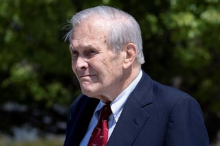  Donald Rumsfeld, que fue secretario de Defensa de EUA  en dos ocasiones y tuvo un papel clave en la invasión de Irak en 2003, falleció a los 88 años, informó este miércoles su familia en un comunicado.

