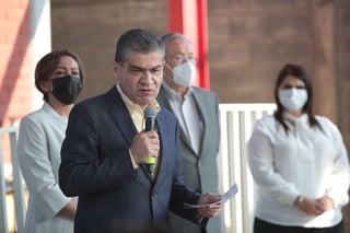 El gobernador Miguel Ángel Riquelme entregó mobiliario y material de salud a 274 escuelas de educación básica.