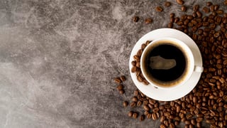 El consumo de café, con o sin cafeína, molido o instantáneo, se asocia con un menor riesgo de desarrollar enfermedades hepáticas crónicas y afecciones hepáticas relacionadas, según un estudio que publica BMC Public Health. (ESPECIAL) 
