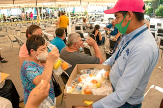 El personal del Sistema de Desarrollo Integral de la Familia (DIF) en La Laguna de Durango, recorre los puntos de vacunación del municipio de Gómez Palacio.
(EL SIGLO DE TORREÓN)