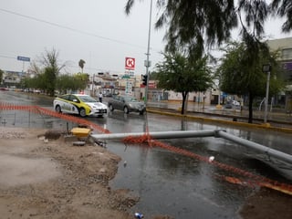 Se reportó la caída de un arbotante de semáforo en la avenida Juárez y calle Juan Pablos. (EL SIGLO DE TORREÓN)