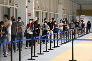 España vuelve a entrar en riesgo alto de transmisión del coronavirus, al llegar a los 152.8 contagios de media por cien mil habitantes en 14 días, una incidencia que roza los 500 casos entre los jóvenes de 20 y 29 años y sobrepasa los 400 en el tramo de edad de entre los 12 y 19. (ARCHIVO) 