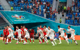 La selección española, que este viernes eliminó a la de Suiza en San Petersburgo tras la tanda de penaltis, se ha clasificado por quinta vez en su historia para las semifinales de una Eurocopa, y en todas esas ocasiones alcanzó la gran final. (AP)