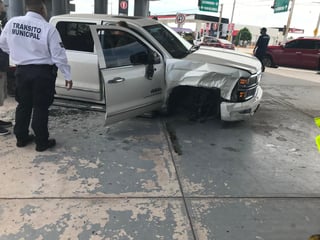 Un sexagenario resultó lesionado luego de protagonizar un aparatoso accidente vial frente a las instalaciones del Territorio Santos Modelo (TSM), en la parte baja del puente vehicular. (EL SIGLO DE TORREÓN)