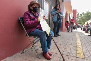 Los adultos mayores que recibían su pensión a través de tarjetas bancarias fueron notificados del vencimiento de sus plásticos, por lo que la Secretaría de Bienestar en Coahuila, informó que en esta ocasión el cobro será presencial. (ARCHIVO)
