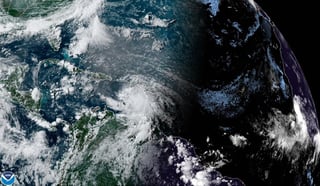 El vórtice del meteoro de categoría 1 estaba a unos 635 kilómetros (395 millas) al este-sureste de Isla Beata, en República Dominicana, y tenía avanzaba vientos máximos sostenidos de 130 km/h (80 mph), según el Centro Nacional de Huracanes de Estados Unidos en Miami. Se espera que 'Elsa' se convierta en tormenta tropical tras azotar Cuba, añadió.
(EFE)