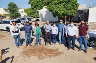Las autoridades municipales y la empresa Lala realizan acciones de reforestación en la Línea Verde de Torreón. (CORTESÍA)