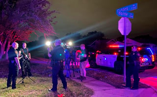 Ocho personas resultaron heridas la madrugada del domingo en un tiroteo cerca de un lavado de autos en Fort Worth en el que parece que se usaron varias armas, dijo la policía de la ciudad texana. (AP)