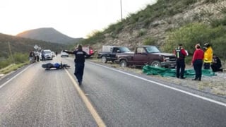 Dos personas que viajaban abordo de una motocicleta perdieron la vida, luego de que los impactara una camioneta tipo Pick Up.
