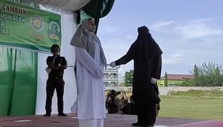 La mujer fue azotada como parte del castigo que estipula la ley Sharia, la cual en Indonesia, se aplica únicamente en la ciudad Aceh (ESPECIAL) 