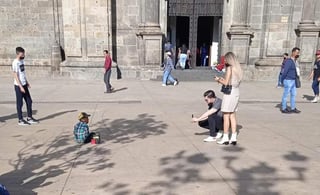 La pareja fue criticada al tomar fotografías al niño como si fuera una 'atracción turística' (CAPTURA) 