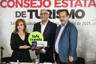 La titular de la Secretaría de Turismo y Pueblos Mágicos, Azucena Ramos recibió la certificación internacional del sello “SafeTravels”. (FACEBOOK)
