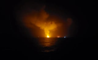 Pemex informó que tormentas eléctricas y presencia de gas en superficie del mar ocasionaron el incendio en la sonda de Campeche. (ESPECIAL)