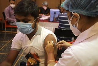 Varios miles de personas recibieron dosis de agua salina en vez de la vacuna contra la COVID-19 en varios centros fraudulentos de vacunación en el estado occidental indio de Maharashtra, informaron este martes las autoridades. (ARCHIVO) 