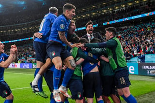 Italia y España se disputaron el primer partido de la semifinal de la Euro 2020, un partido que terminó en empate con el primer gol anotado a favor de Italia en el minuto 60 por Federico Chiasa y luego por España, hecho por Alvaro Morata, tras irse a la prorroga y no conseguir mover el marcador, el partido concluyó en penales con lo que Italia consiguió el pase a la final.

