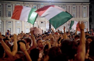 Miles de aficionados italianos salieron este martes a la calle para celebrar por todo lo alto el pase de Italia a la final de la Eurocopa, tras imponerse a España en la semifinal en la tanda de penaltis. (ARCHIVO)