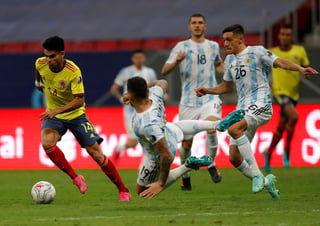 Las selecciones de Argentina y Colombia igualaron este martes en Brasilia 1-1 en tiempo reglamentario y definieron en una tanda de penaltis el segundo finalista de la edición 47 de la Copa América. (EFE)