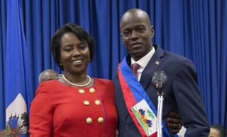 La primera dama de Haití, Martine Moise (i), continúa viva y recibe atenciones en un hospital de Puerto Príncipe, después del asesinato del presidente Jovenel Moise (d), en un ataque a la residencia del mandatario la madrugada de este miércoles. (ESPECIAL) 

