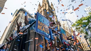 Nueva York realizó el miércoles un desfile en honor al personal médico que ayudó a la ciudad a superar la crisis del coronavirus. (ARCHIVO) 
