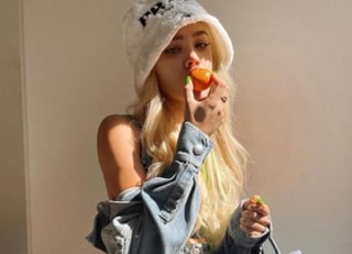 Este miércoles Danna Paola sorprendió a sus fans con unas fotografías luciendo un atuendo 'totalmente Prada' disfrutando de una mandarina. (ESPECIAL)