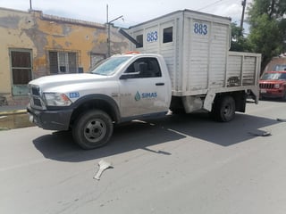 El chofer de un vehículo del Simas Torreón, provocó un accidente vial al presuntamente pasarse una luz roja, lo que originó que una pareja que viajaba en una motocicleta se impactará con la unidad. (EL SIGLO DE TORREÓN)
