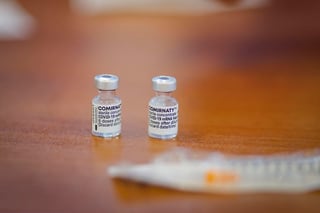 Las vacunas contra el COVID-19 de Pfizer y Moderna posiblemente están vinculadas con unos muy pocos casos de dolor de pecho e inflamación cardíaca sufridos por algunas personas después de su aplicación, dijeron el viernes expertos de la Agencia Europea de Medicamentos (EMA, por sus siglas en inglés). (ARCHIVO) 
