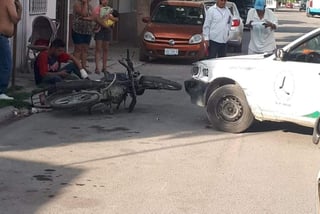 Menor de edad que manejaba una motocicleta terminó hospitalizado luego de sufrir accidente en calles de Gómez Palacio.
