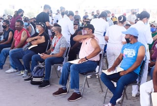 Las personas en el rango de los 40 a 49 años de Torreón están a la espera de la segunda dosis de la vacuna contra el COVID-19. (ARCHIVO)