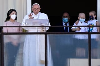 El papa Francisco hizo el domingo su primera aparición pública desde su cirugía de la semana pasada, y saludó a los fieles desde un balcón del hospital. (EFE) 
