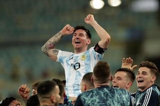  Leo Messi le dedicó este domingo la victoria de la selección argentina en la final de la Copa América a su familia, sus amigos, a sus seguidores y compatriotas y al fallecido Diego Maradona: 'seguro nos bancó (apoyó) desde donde esté'. (ARCHIVO) 
