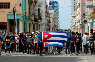 Cuba amaneció este lunes en aparente calma, sin servicio de internet móvil y con la incertidumbre de si se mantendrán las protestas ciudadanas contra el Gobierno que estallaron el domingo en todo el país, que atraviesa su peor crisis económica y sanitaria de las últimas tres décadas. (ARCHIVO) 