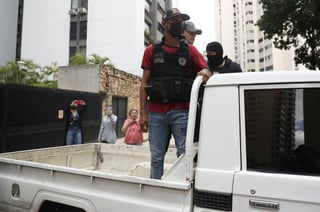 Funcionarios del grupo élite (FAES) de la Policía Nacional Bolivariana (PNB) de Venezuela se encuentran este lunes en la residencia de Fabiana Rosales, esposa del líder opositor Juan Guaidó, con el objetivo de arrestar al político. (ARCHIVO) 
