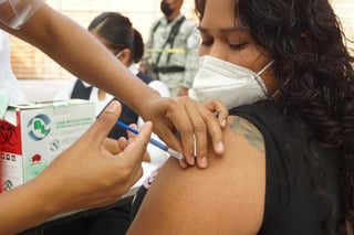 Del 20 al 24 de julio del año en curso se vacunará contra el COVID-19 a la población mayor de 18 años que habita en ocho municipios fronterizos del estado de Coahuila, confirmó este lunes el secretario de Salud en el estado, Roberto Bernal Gómez. (ARCHIVO)