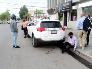 Joven motociclista se impacta contra camioneta estacionada y arrolla peatón en calles del Centro de Gómez Palacio. (EL SIGLO DE TORREÓN)