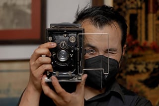 Domenikos Ruiz Muñoz recordó que una cámara que data de 1910 y estuvo presente en la Revolución Mexicana llegó a sus manos de manera menos imaginada.
(EFE)