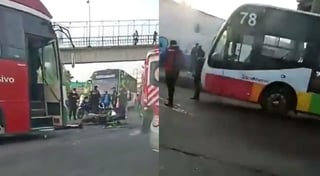 Cámaras de un autobús de transporte público, captaron el momento en el que el motociclista fue atropellado tras invadir el carril confinado (CAPTURA) 