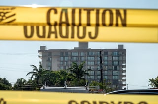 Las personas que viven en miles de condominios a lo largo de los 2,172 kilómetros (1,350 millas) de costa de la Florida se preguntan si sus edificios corren peligro de derrumbarse como el que se vino abajo en Surfside y las autoridades estatales y municipales analizan qué pueden hacer para asegurarse de que eso no sucede. (ARCHIVO) 