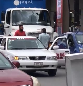 La pelea ocurrió poco antes del mediodía sobre la calle Hidalgo en el sector centro de Monclova, donde un particular fue atacado por el trabajador del volante de una línea de taxis.