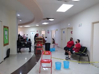 Con las recientes lluvias, el Hospital General de Torreón registró filtraciones de agua. (ARCHIVO)