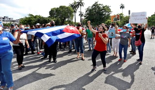 La conexión a internet móvil en Cuba sigue cortada tres días después de las protestas, aunque una minoría ha recuperado el servicio de datos y algunos jóvenes están logrando acceder a la red con la ayuda de plataformas VPN e ingeniosos trucos. (ARCHIVO) 