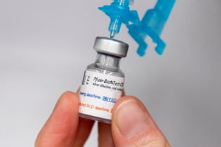 Sólo porque Pfizer desea ofrecer una tercera dosis de refuerzo de la vacuna contra el COVID-19 no significa que ello sea necesario. De hecho, las autoridades de salud internacionales aseguran que las dos dosis parecen ser suficientes, por ahora. (ARCHIVO) 
