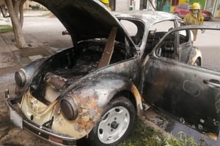 Este mediodía elementos del cuerpo de Bomberos y Protección Civil de Gómez Palacio se movilizaron tras el reporte de un auto en llamas. (EL SIGLO DE TORREÓN)