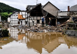 Se trata de las inundaciones más devastadoras de lo que va de siglo, peores que las que sufrió el este del país en 2002, y están afectando el 'Land' de Renania del Norte-Westfalia, el más poblado del país, así como el vecino de Renania Palatinado.
(EFE)